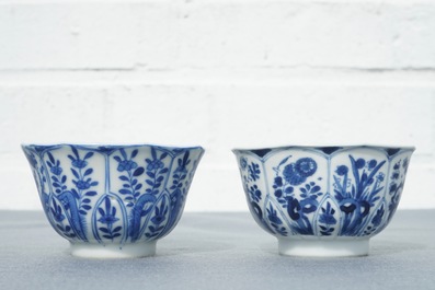 Douze tasses et soucoupes en porcelaine de Chine bleu et blanc, Kangxi